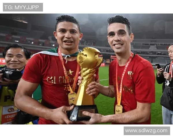 三球与足球明星同框合影展现运动魅力与友谊的精彩瞬间