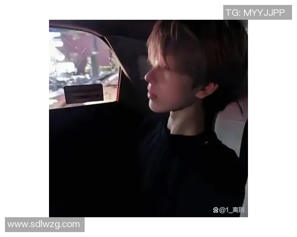 帅气足球明星侧颜头像展现运动魅力与个性风采的完美结合